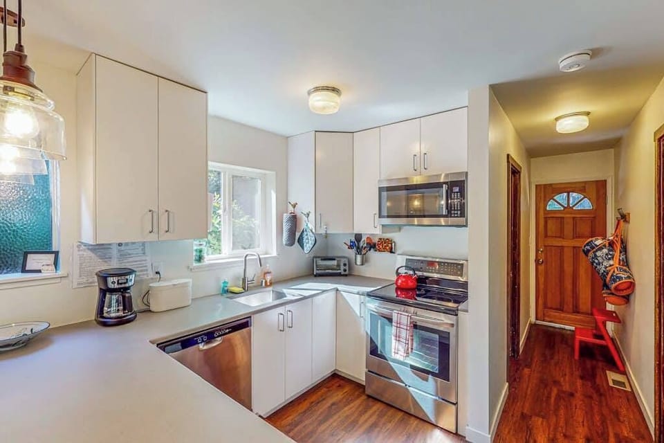 Everything you need for wine-country cooking — gas stove, microwave, and a coffee station to fuel your morning hikes.