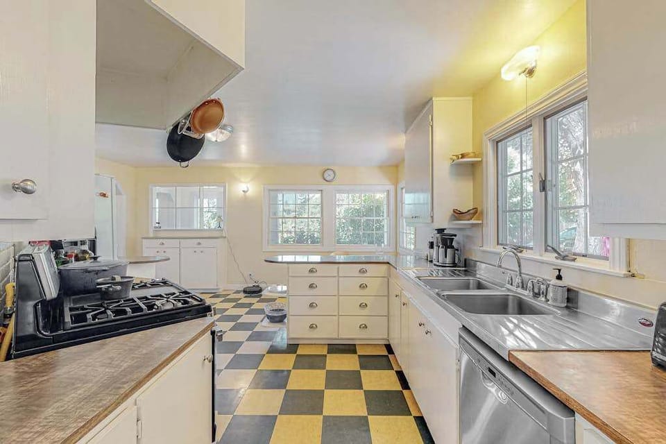 Channel your inner Sonoma chef on the gas range with copper pots hanging overhead — everything you need to turn farmers' market finds into a Healdsburg dinner party.