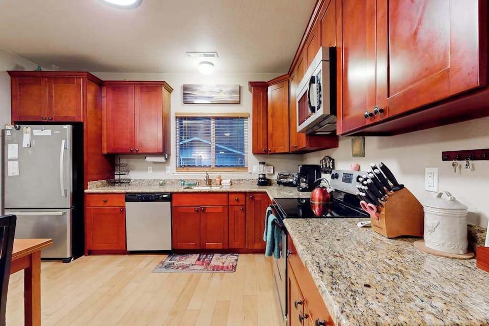 Ample counter space and a well-stocked kitchen make meal prep effortless. Grab local produce from nearby Bartlett's Market and enjoy your own Sonoma culinary experience.