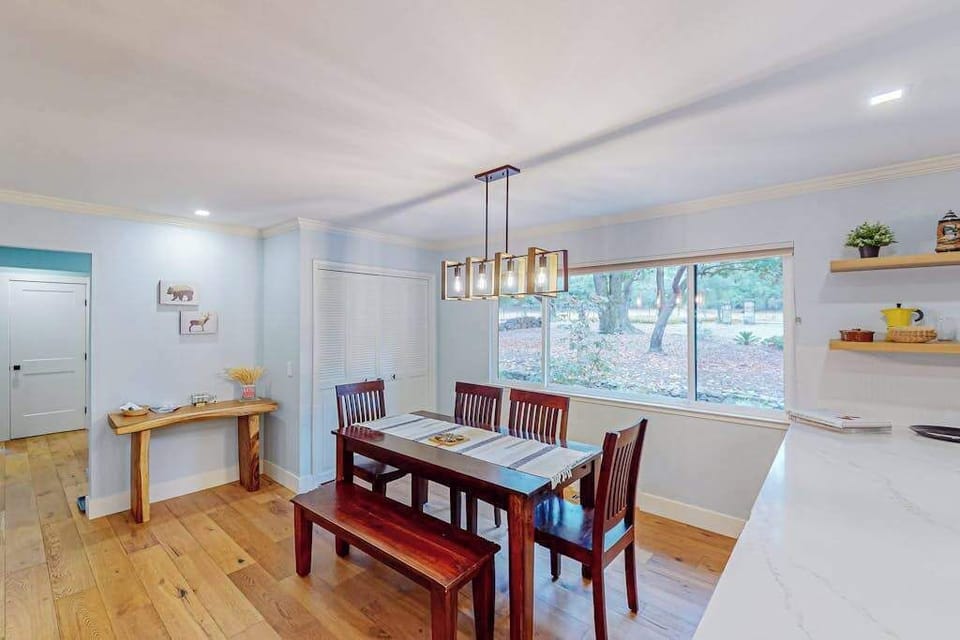 Morning light pours through the windows as you enjoy Les Pascals pastries at the dining table — a tucked-away workspace in the corner keeps you connected if needed.
