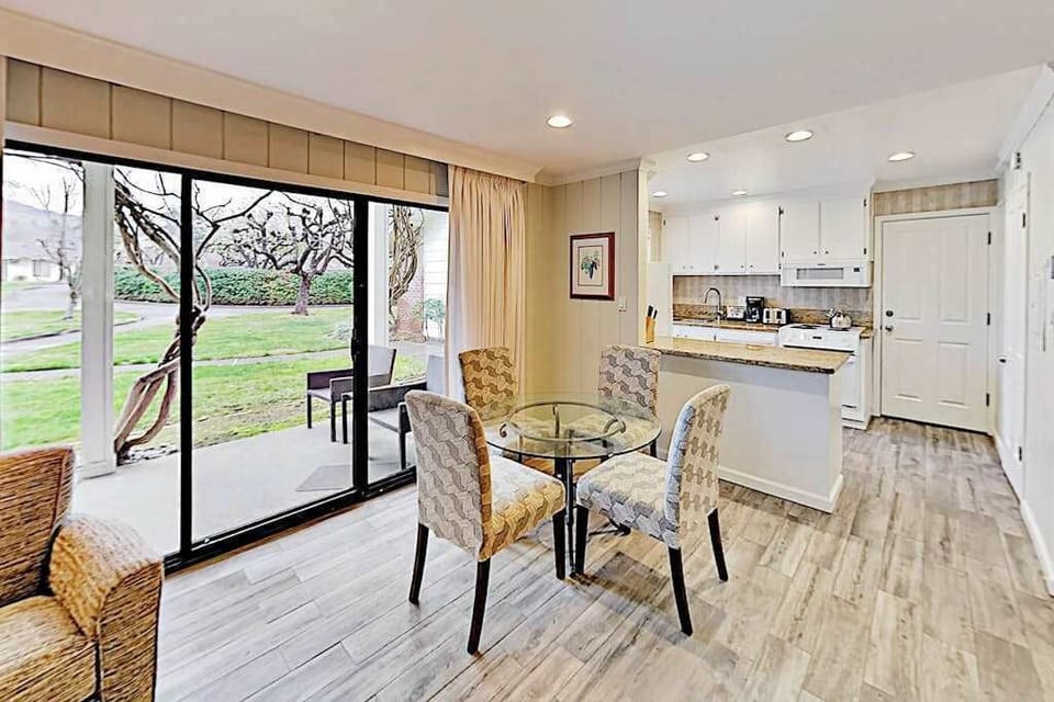 Gather around your glass dining table for four with sweeping views of Silverado's manicured grounds through floor-to-ceiling sliding doors.