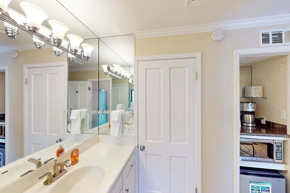 Plenty of counter space awaits you at the extended vanity — grab fresh towels and get ready for another unforgettable day in Napa Valley.