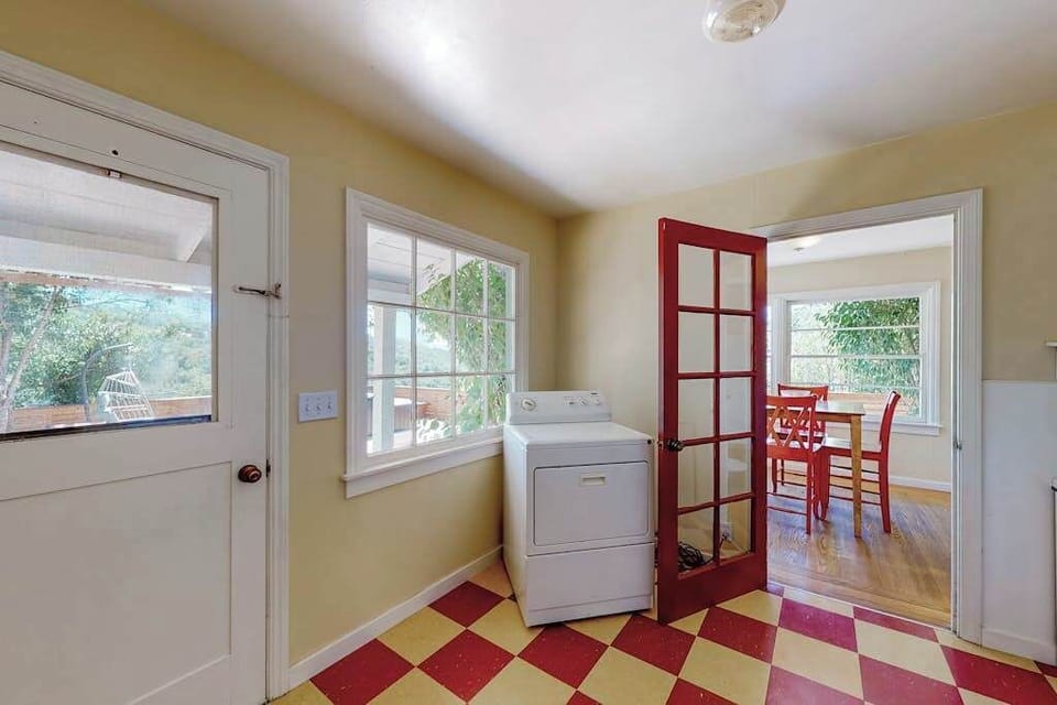 No suitcase stress here — your in-home dryer and easy deck access mean you can live like a local during your Sonoma County stay.