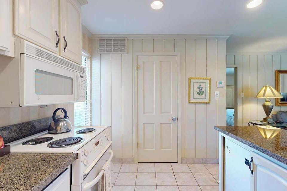Whip up a quick snack between wine tastings with your convenient stovetop, microwave, and generous counter space