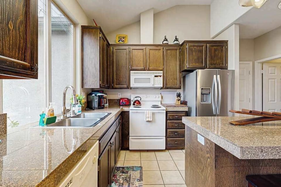 Cook like a local with a full-size stove, oven, microwave, and dishwasher — grab fresh produce from the nearby Santa Rosa Farmers Market and create your own wine-pairing menu.