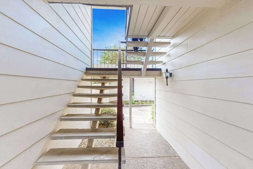 Navigate the resort's charming open-air walkways connecting your condo to Silverado's pools, golf courses, and dining in Napa