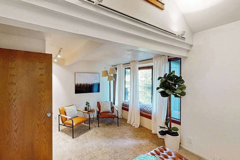 A bright sitting nook with mid-century flair — the perfect spot to curl up with a book between your Russian River adventures and Sonoma wine tastings.