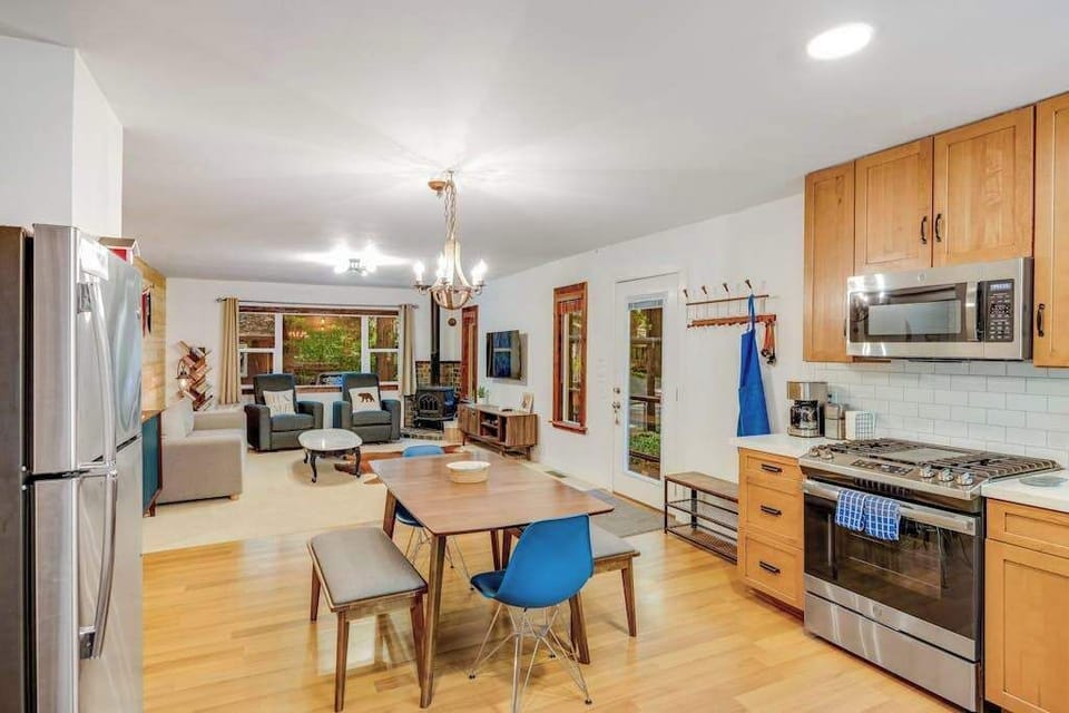 Cook your Sonoma farmers-market finds in a fully equipped kitchen with gas range, stainless appliances, and a dining nook wrapped in forest-filtered light.