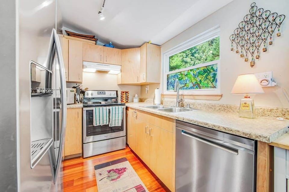 Whip up breakfast before heading to the tasting rooms — granite counters, a full-size dishwasher, and modern stainless appliances make cooking a breeze on your getaway.