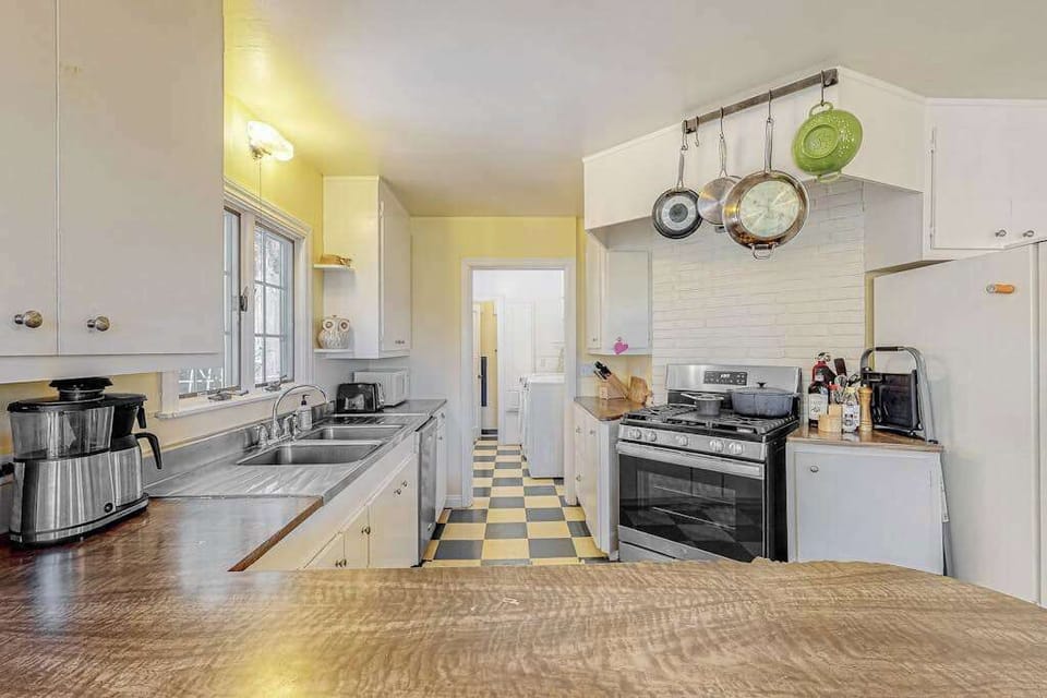 From the gas oven to the blender, your kitchen is stocked for everything from quick vineyard picnic prep to multi-course wine country feasts.