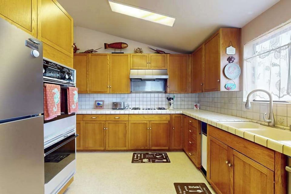 Cook like a local with your full-size range, microwave, and dishwasher — everything you need for coastal meals at Pinnacle Heights