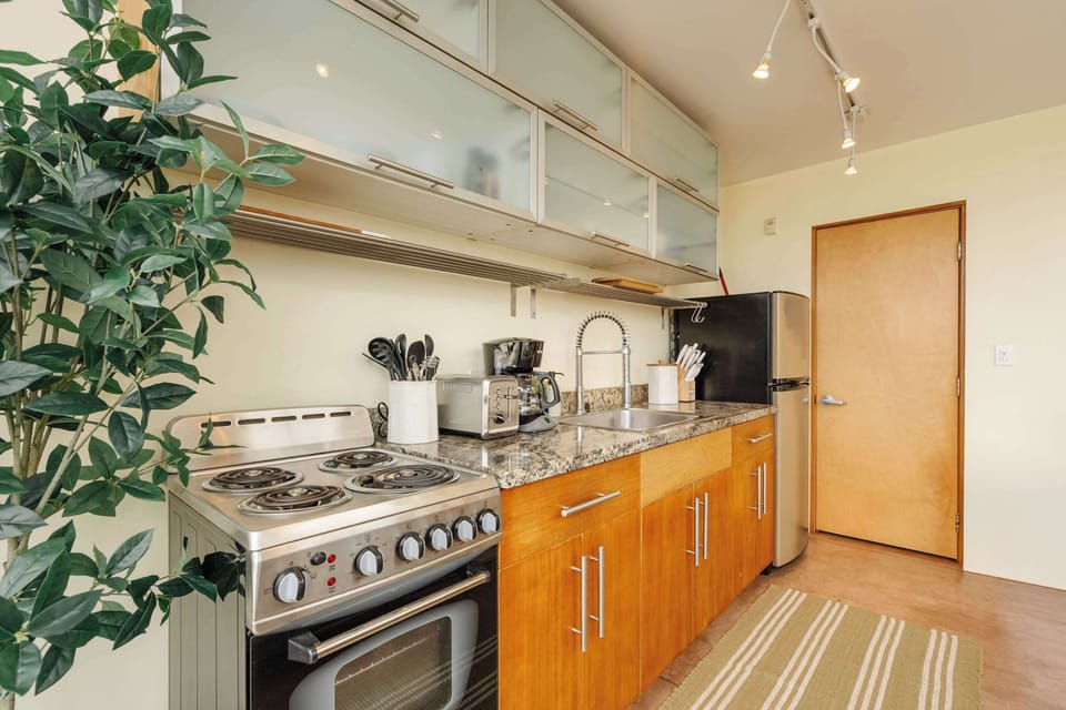 Fully equipped kitchen with modern finishes
