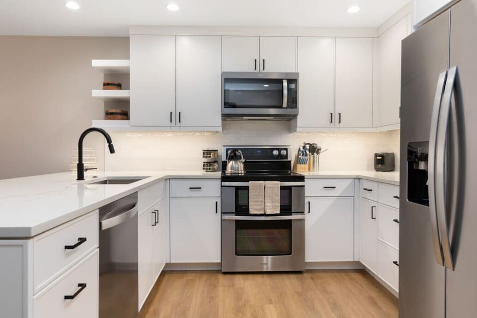 Fully equipped kitchen with bar seating