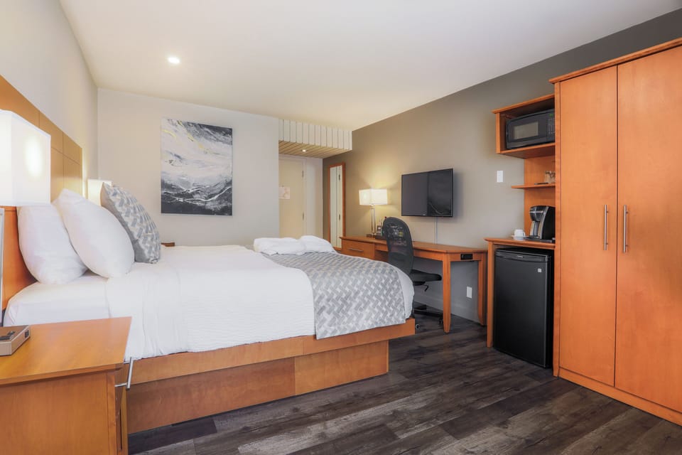 Premium bedding, desk, blackout drapes, soundproofing