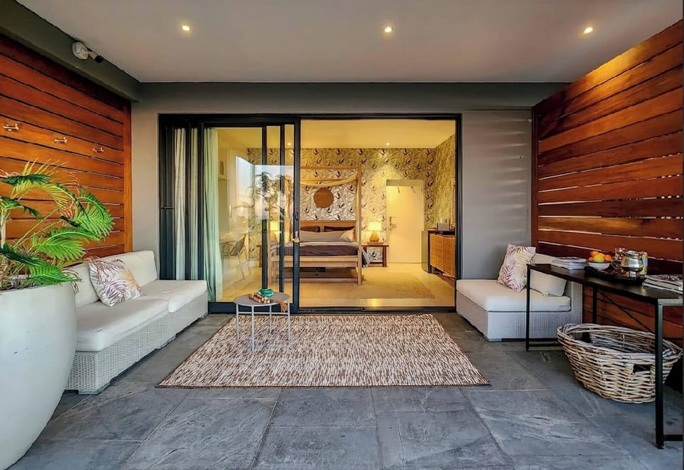 Room, 1 Bedroom, Private Pool | Living room | Books