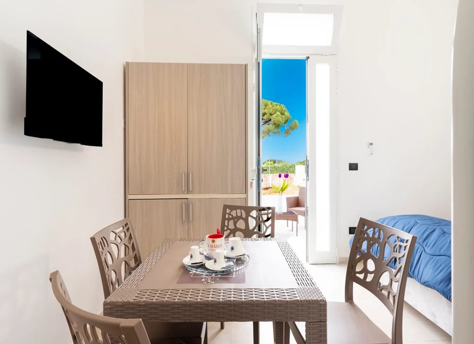 House, Smoking, Garden View | Dining room