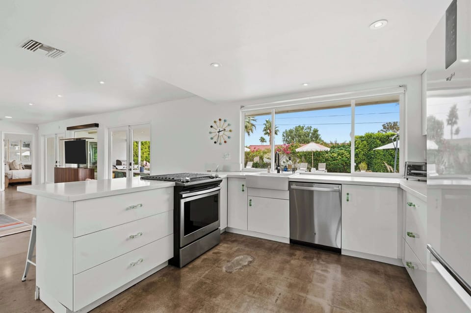 House, Multiple Beds, Pool Access, Mountain View (Mtn View Retreat) | Private kitchen | Coffee/tea maker