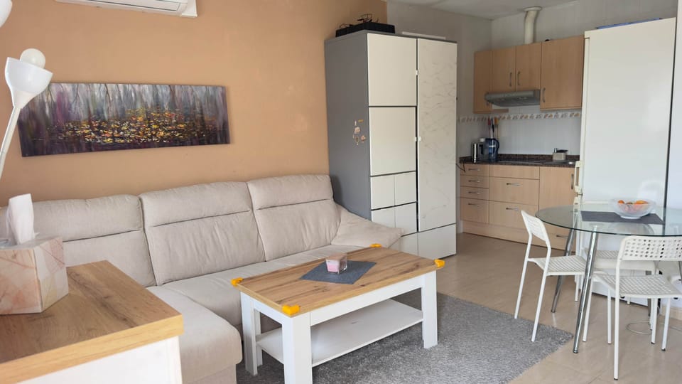 1BR appartment livingroom