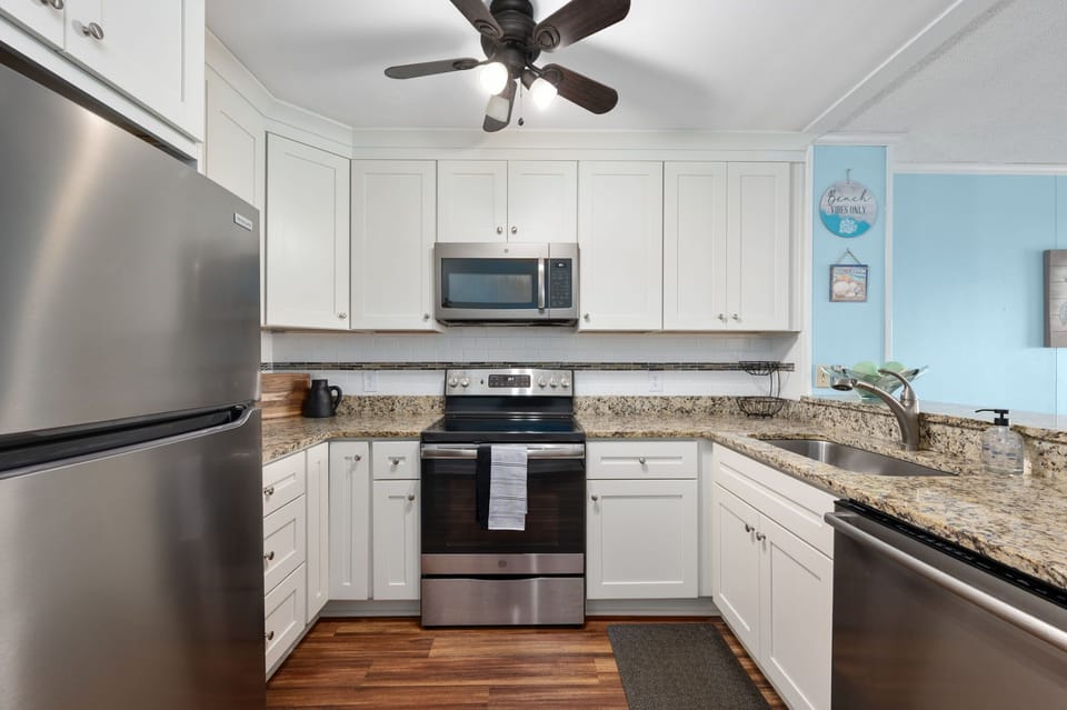 Fully equipped kitchen with breakfast bar seating