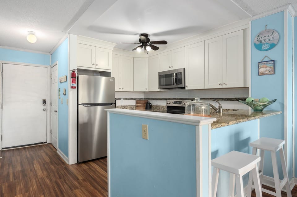Fully equipped kitchen with breakfast bar seating