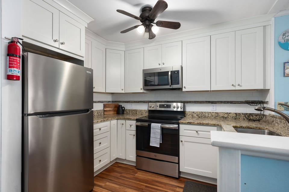 Fully equipped kitchen with breakfast bar seating