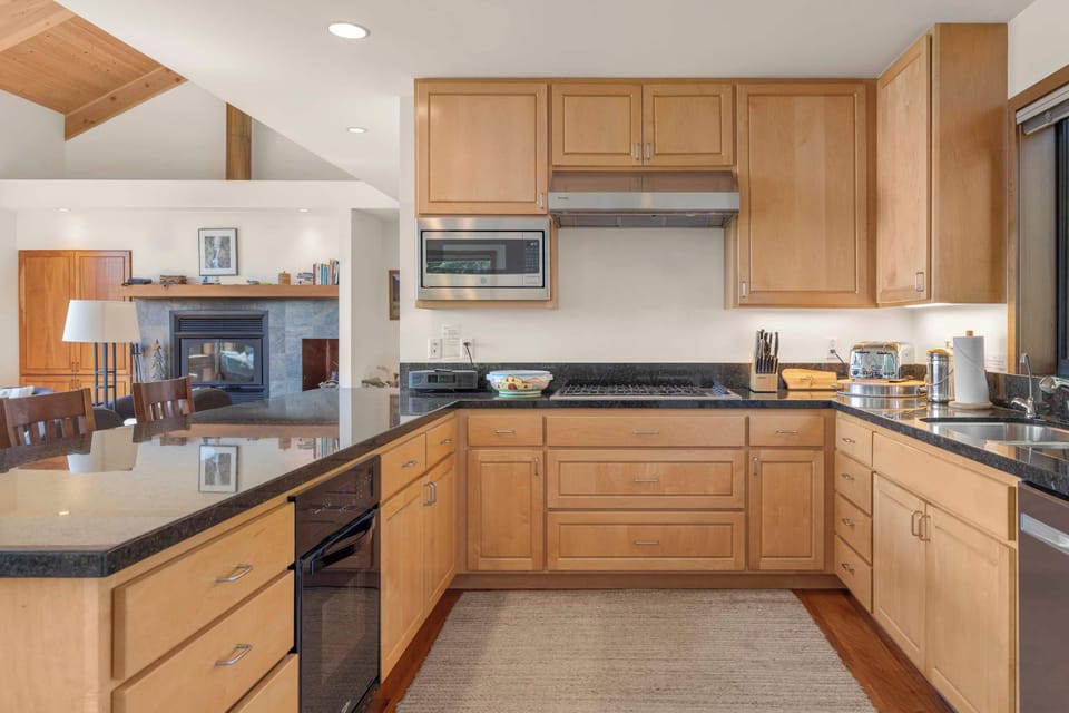 Gas range and double oven handle anything from one-pan dinners to a full holiday meal — perfect for groups that like to spread out and cook together.