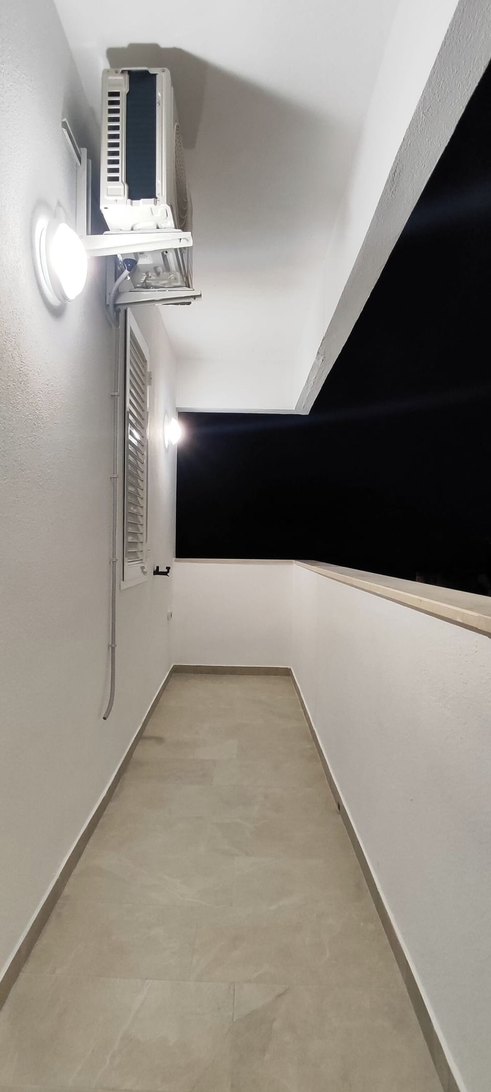 Basic Double or Twin Room, Balcony, City View | Interior