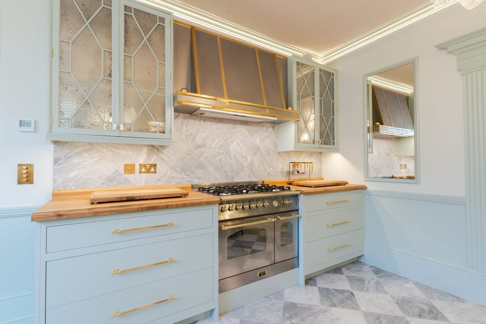 Modern kitchen with gas hob and double oven, Fridge/freezer - Castle Lodge