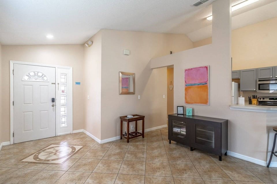 Access to the fully equipped kitchen off the entry