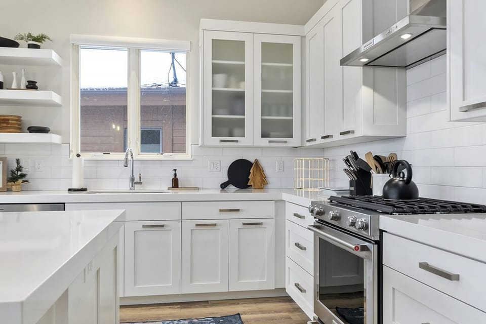 Modern kitchen with high-end finishes and everything you need for a seamless stay.