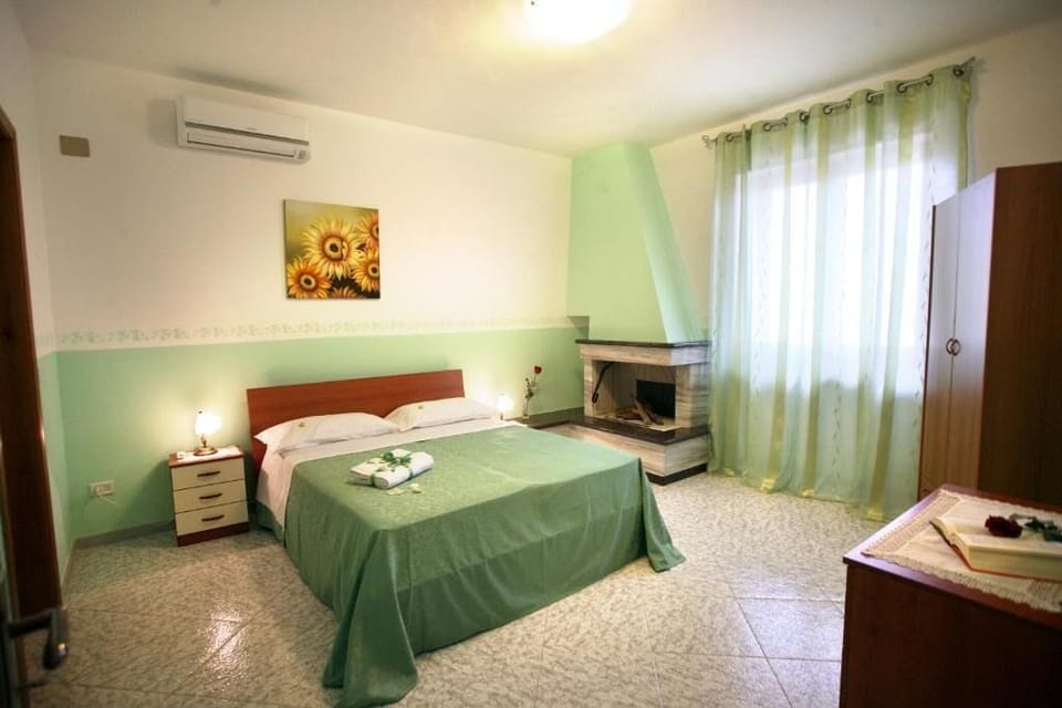 Double or Twin Room, Balcony, Sea View | Iron/ironing board, free WiFi