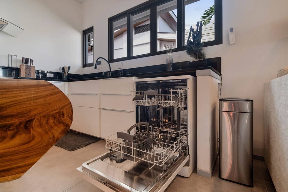 House, 3 Bedrooms, Balcony | Private kitchen