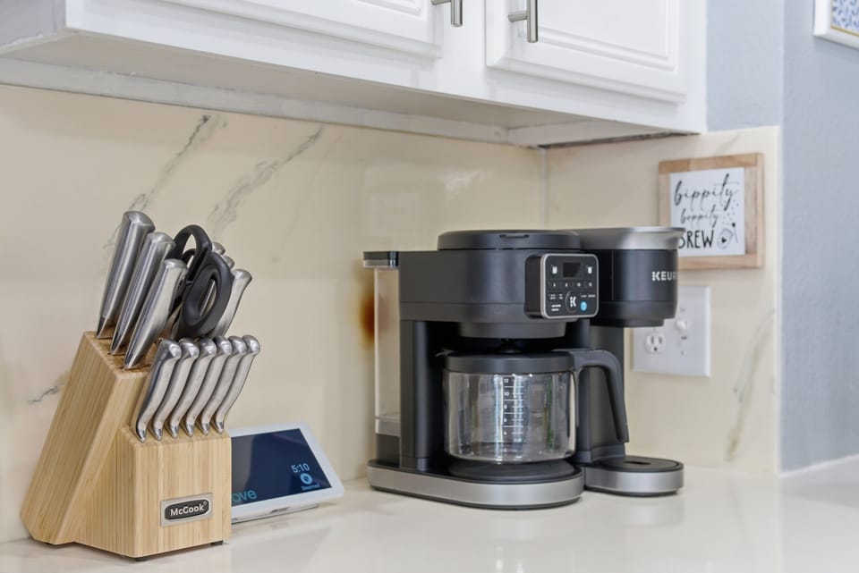 Enjoy coffee your way with this dual K-cup/drip pot Keurig. 