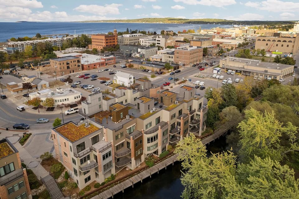 City convenience meets waterfront serenity 🌊✨
Live steps from downtown with stunning views and nature right outside your door.