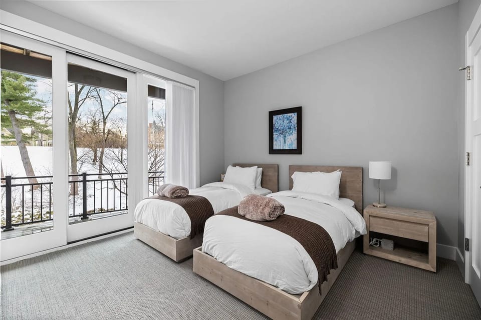 Double the beds, double the comfort ✨🛏️
Light-filled space with cozy touches—perfect for sharing, relaxing, and recharging.