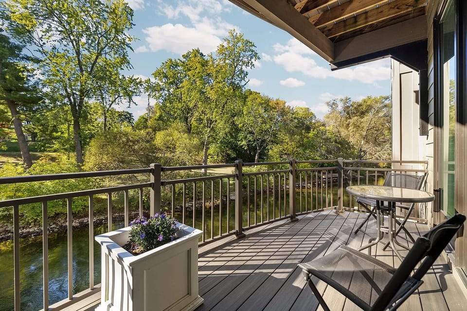 Morning coffee, fresh air, and peaceful river views ☕🌿
Your private balcony retreat—perfect for slow starts and sunset unwinds.