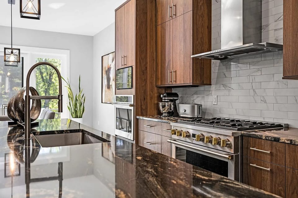 Sleek, chef-worthy, and seriously stunning ✨
Cook, sip, and stay awhile in a kitchen that does it all. 🍳🍷