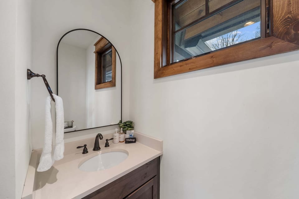 Clean, modern finishes meet mountain warmth in this well-appointed bath at Blue Sky Lodge At Eagles Nest.