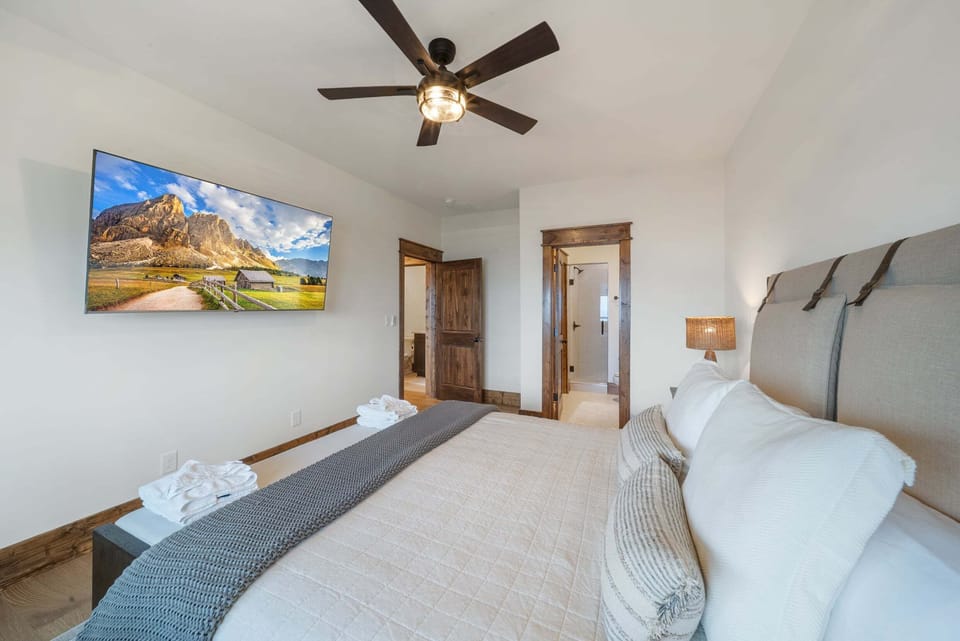 Fresh linens, a wall-mounted TV, and your own en-suite just steps away. Rest comes easy at Blue Sky Lodge At Eagles Nest.
