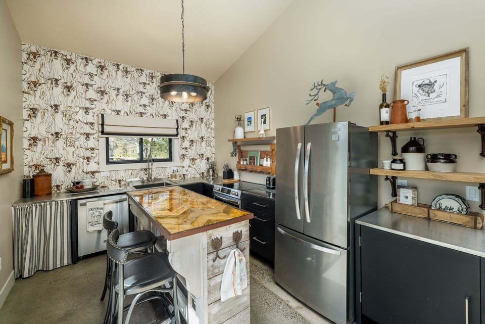 Charming kitchen with modern finishes I Main Level