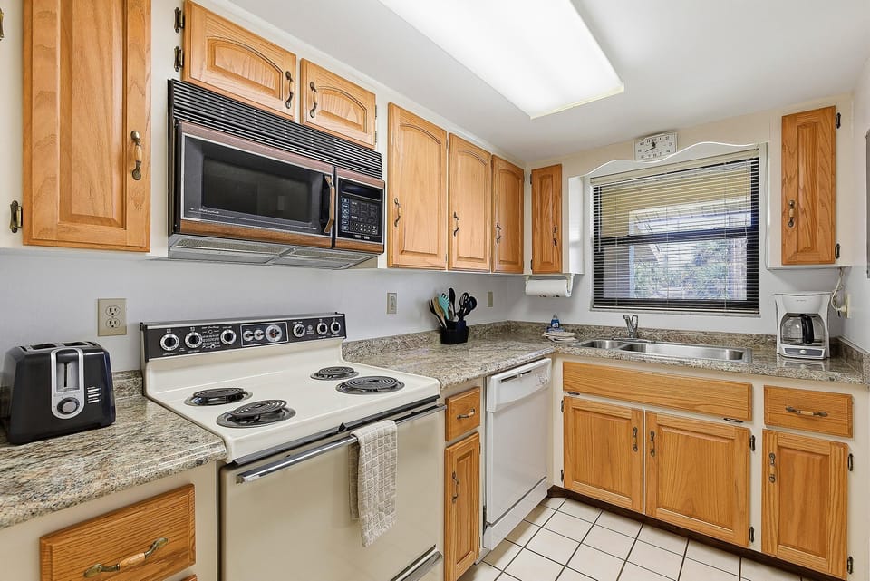 House, Multiple Beds (Oasis 18) | Private kitchen