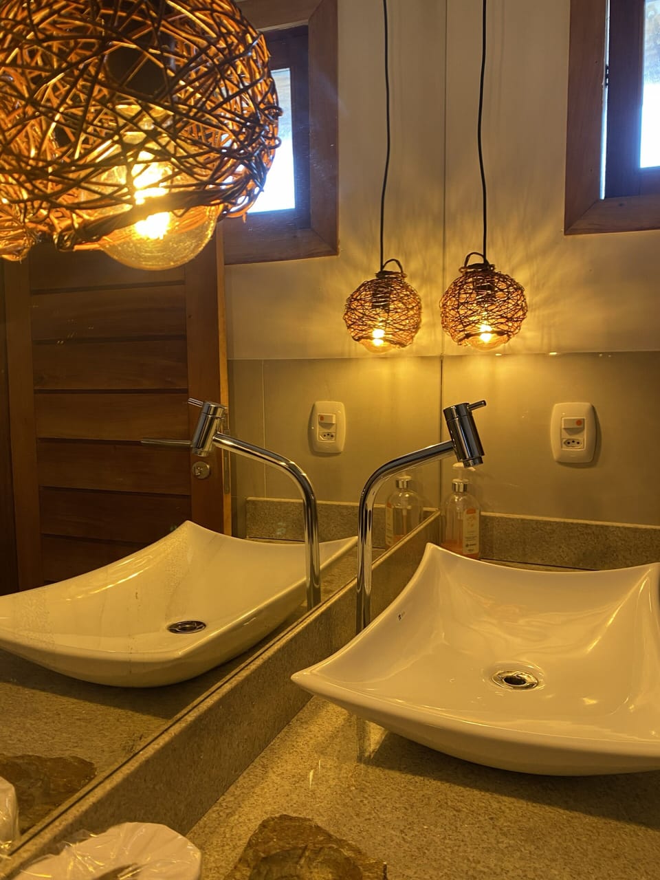 Tupinambá Suite | Bathroom | Shower, bidet, towels, soap