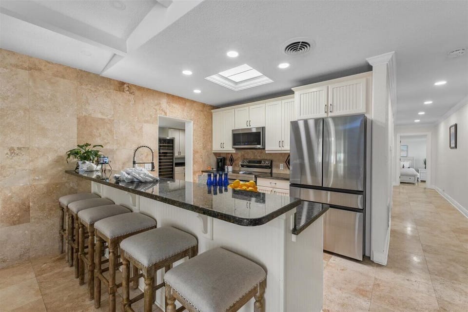 Fully Equipped Kitchen – Includes additional bar seating