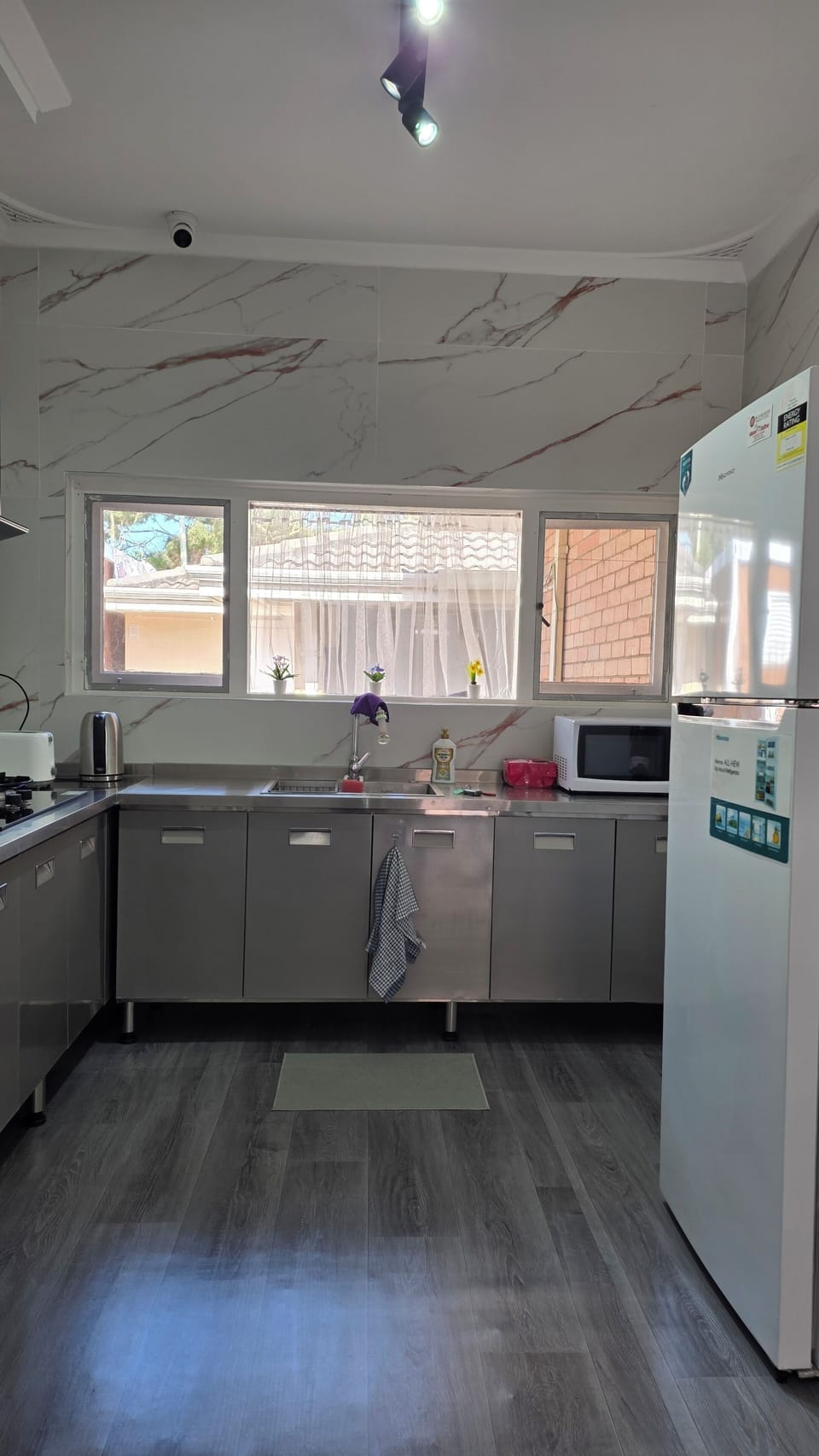 Family Single Room, 1 Double Bed, Patio, Garden Area | Shared kitchen facilities | Fridge, microwave, oven, stovetop
