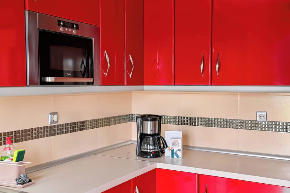 Apartment, Mountain View | Private kitchen | Coffee/tea maker, electric kettle