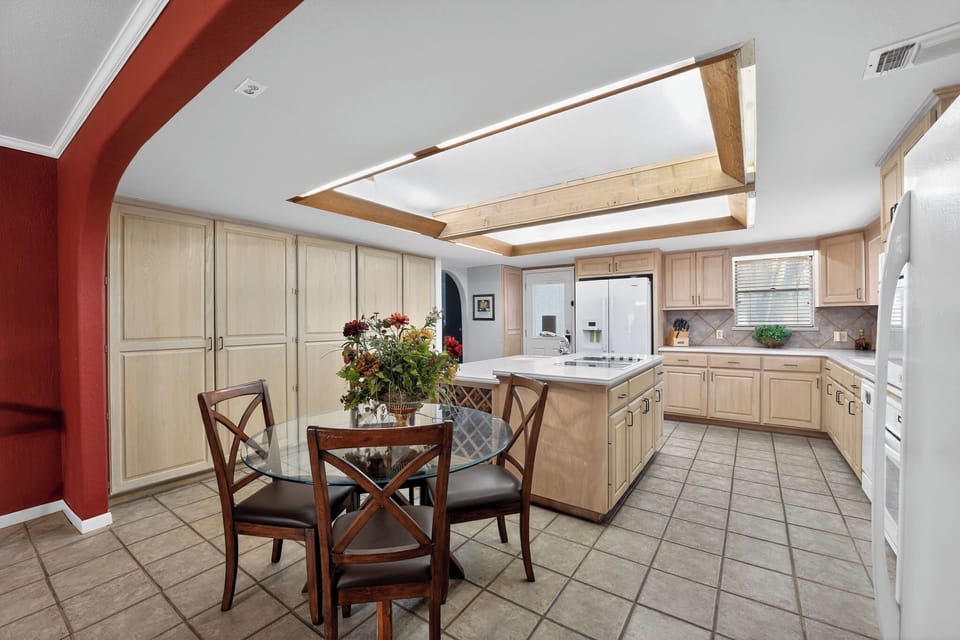 Extra kitchen with dining space, perfect for cooking and eating together.