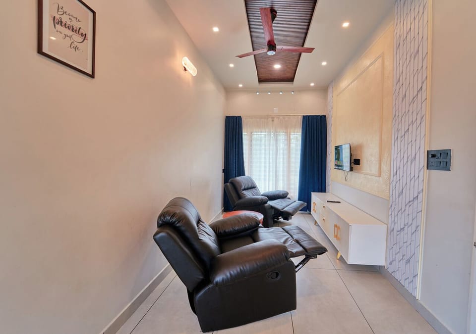 Standard Single Room, Balcony, Mountain View | Living area | TV