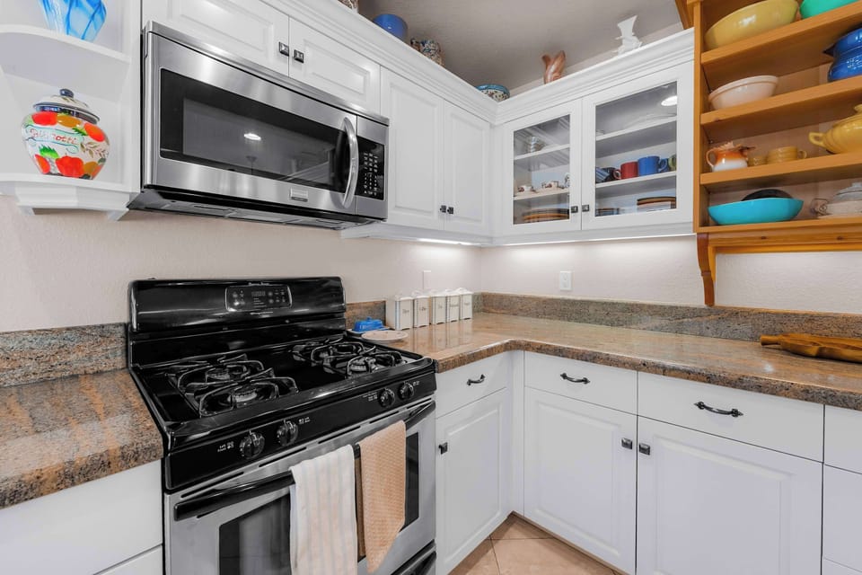 Fully equipped kitchen for home-cooked comfort