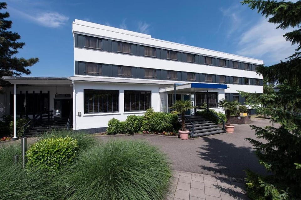 Hotel Exterior [summer]
