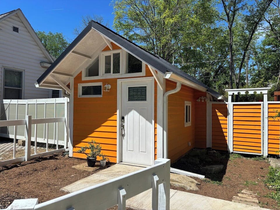 Persimmon Cottage - a petite modern home close to it all